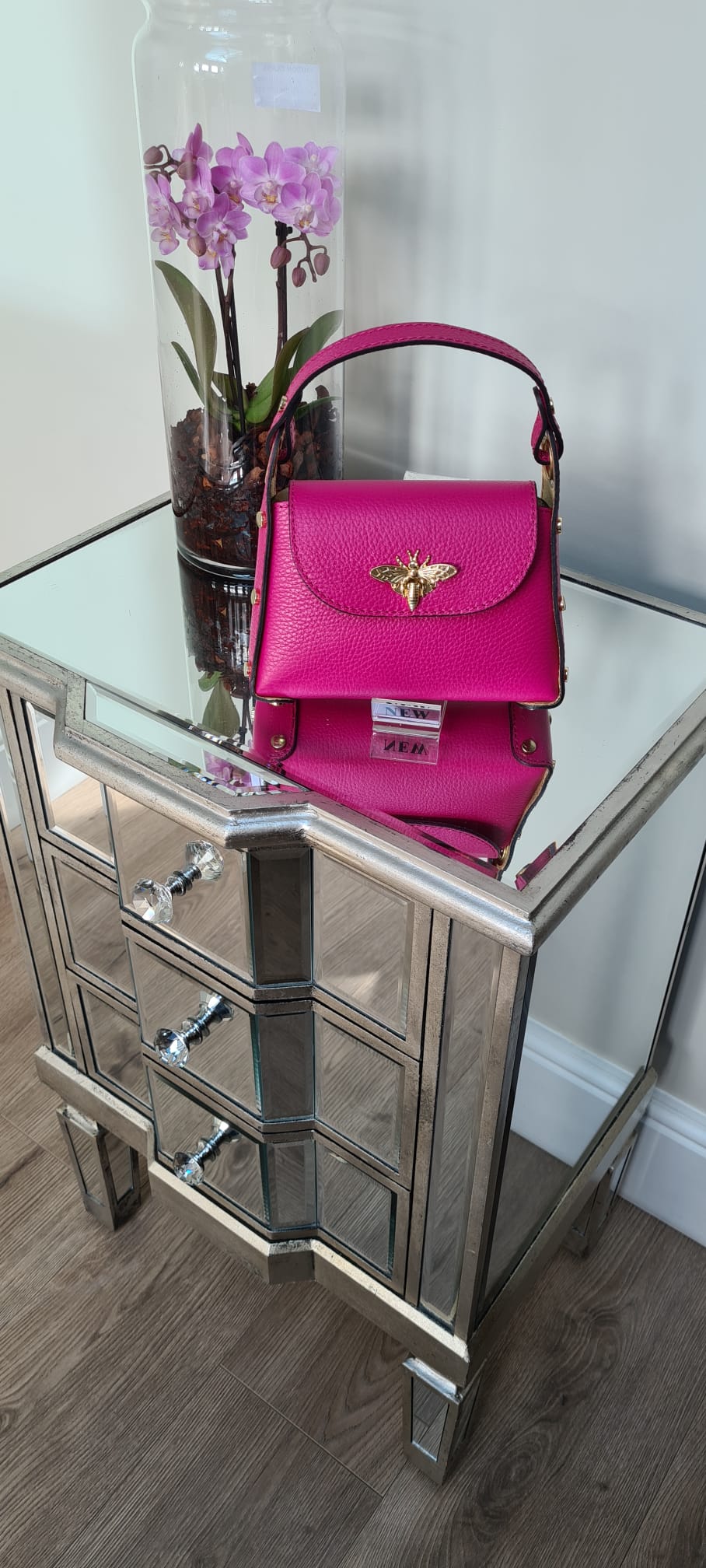 Leather bee clasp handbag