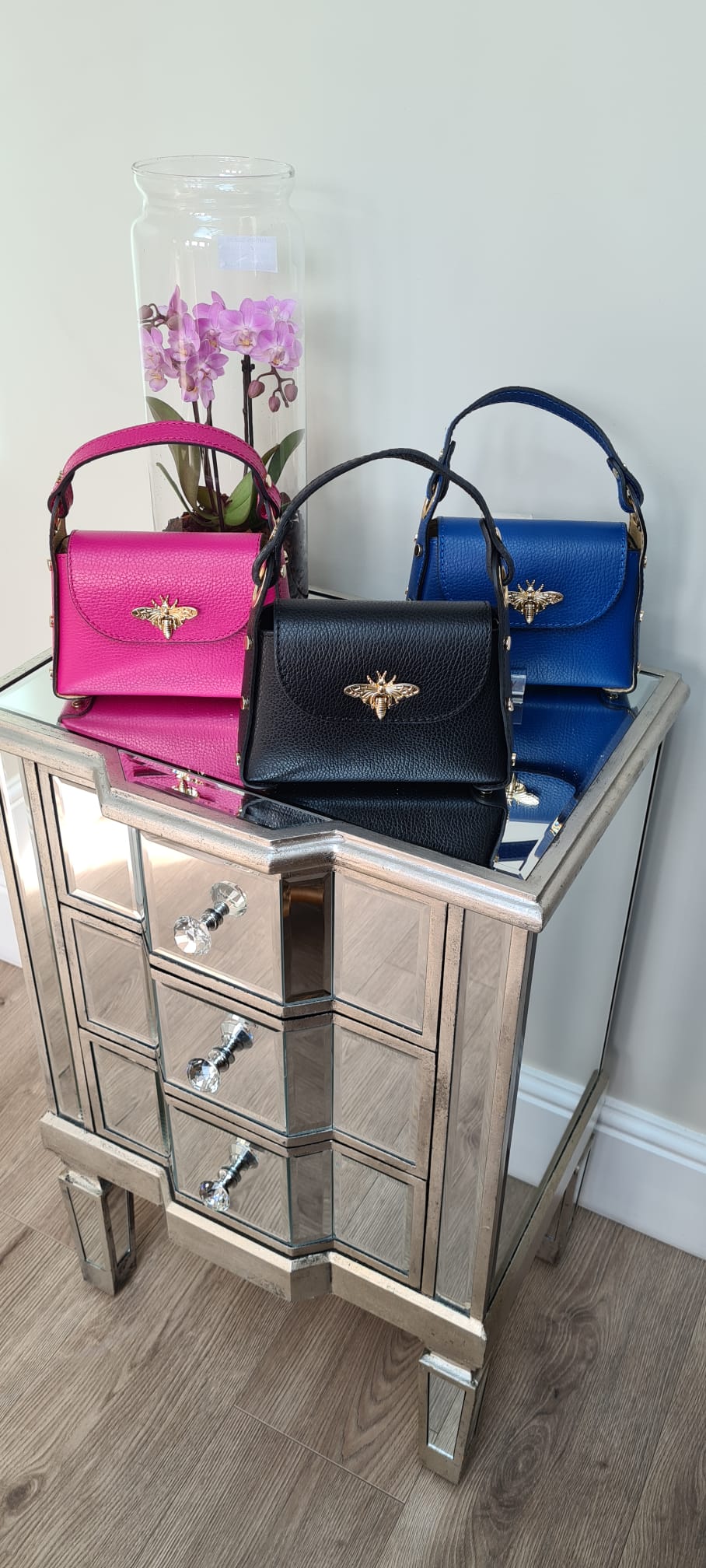 Leather bee clasp handbag