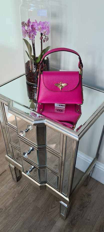 Leather bee clasp handbag