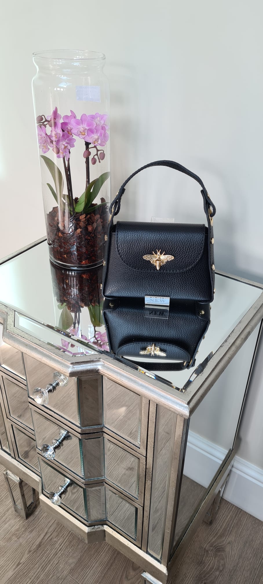 Leather bee clasp handbag